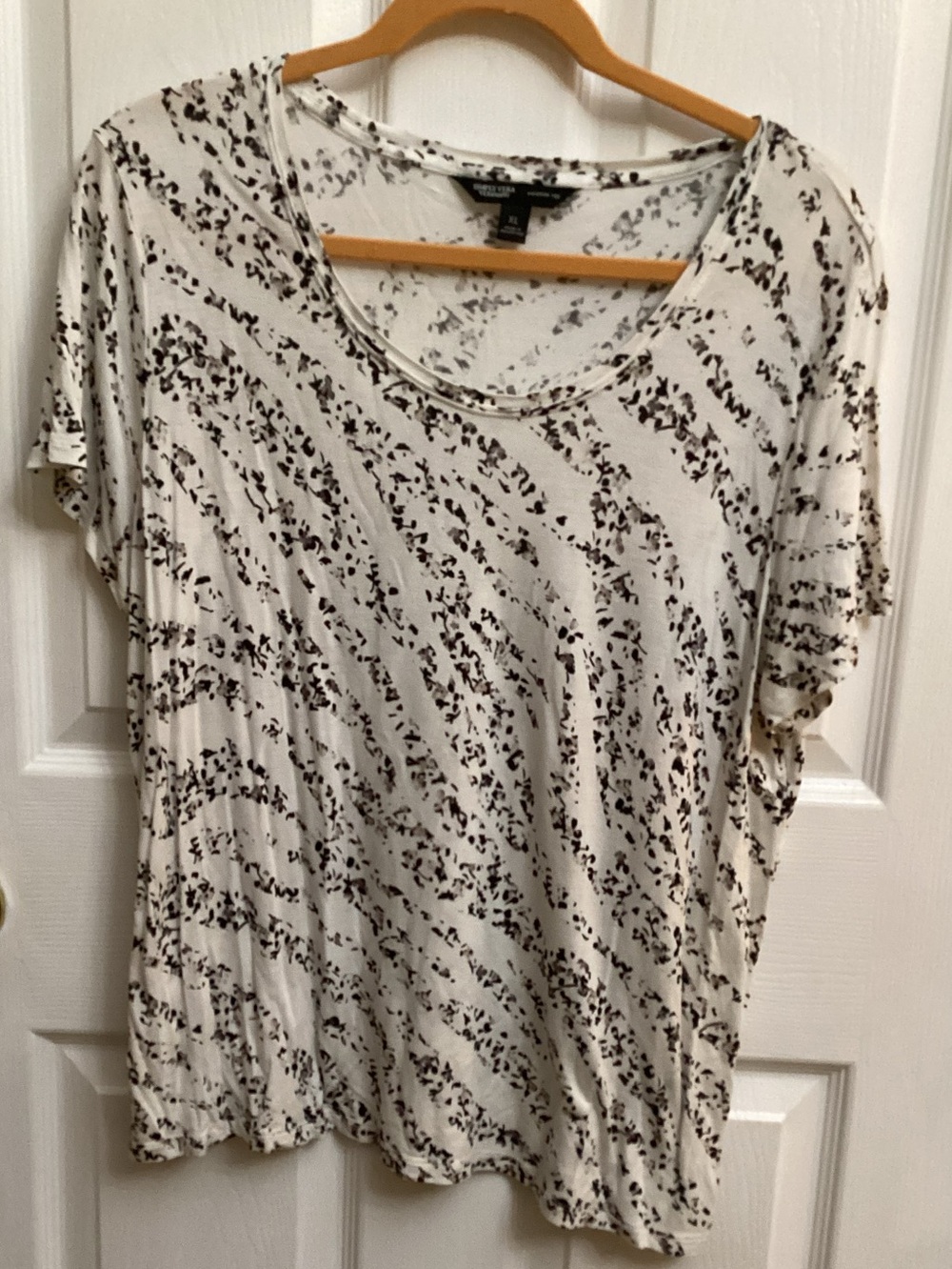 Simply Vera Vera Wang Cream Short Sleeve Scoop Neck Tee with Black Speckle Print